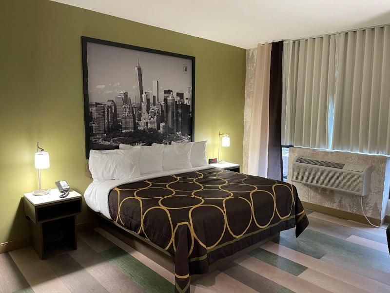 King Room with Roll-in Shower - Mobility Access/Non-Smoking image 3