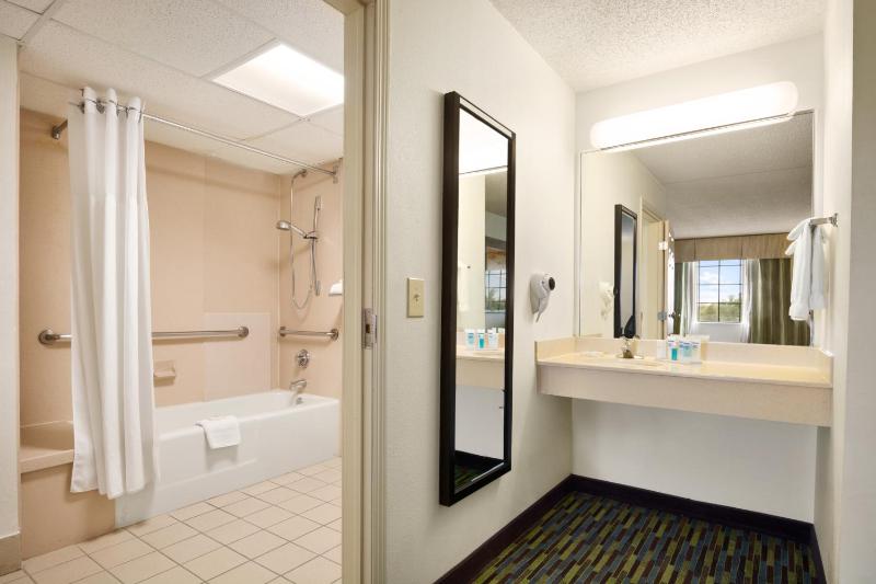 One-Bedroom King Suite with Roll-In Shower - Mobility Accessible/Non-Smoking image 3