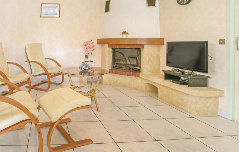 Three-Bedroom Holiday Home  image 4