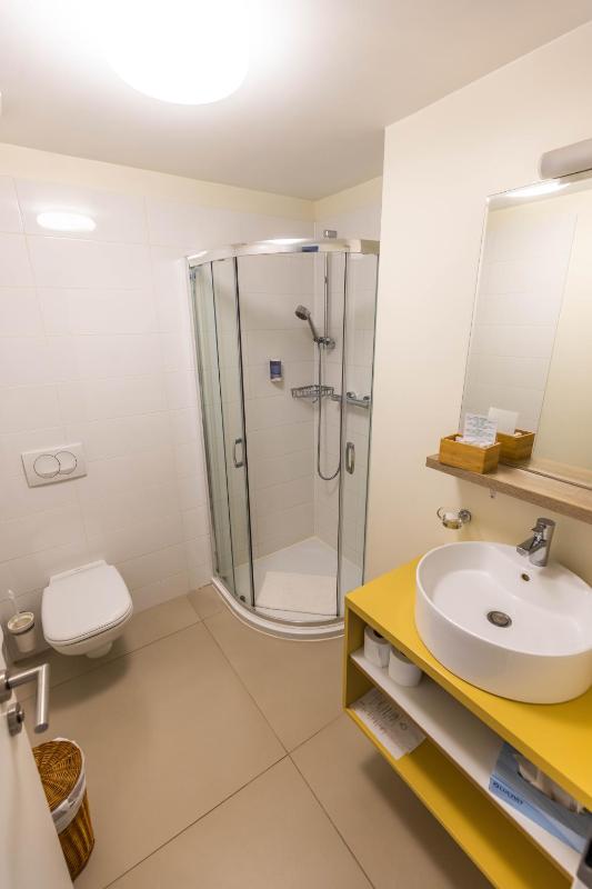 Twin Room image 4