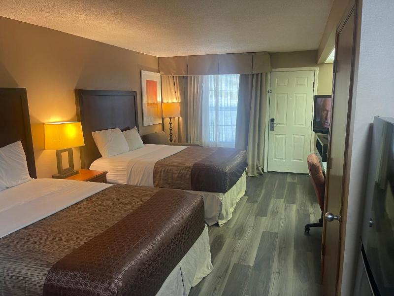 Queen Room with Two Queen Beds - Non-Smoking image 2