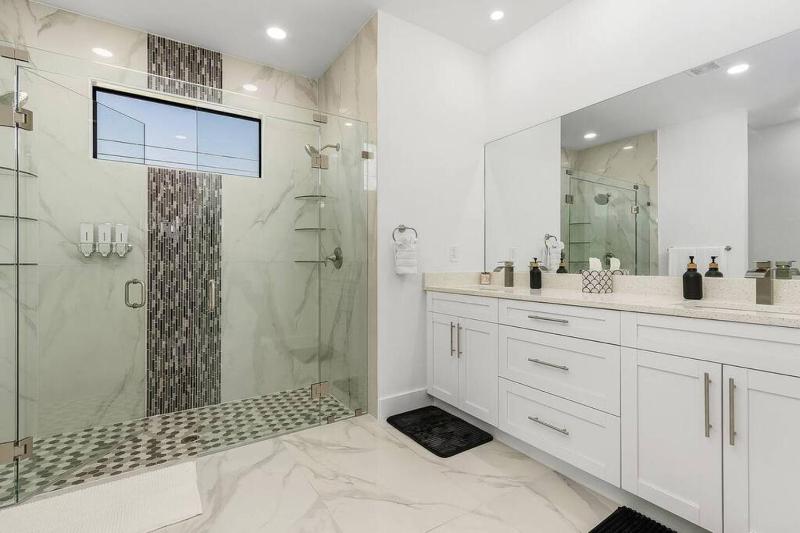 Waterfront getaway FREE heated saltwater pool! - image 11