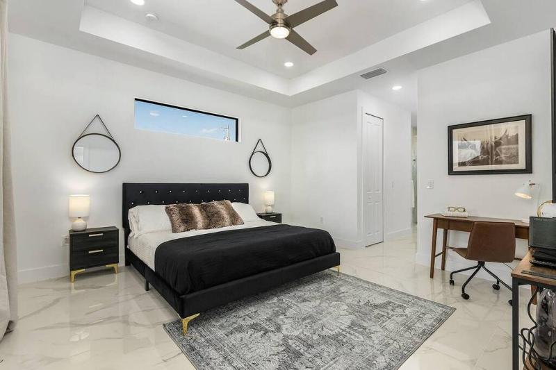 Waterfront getaway FREE heated saltwater pool! - image 26