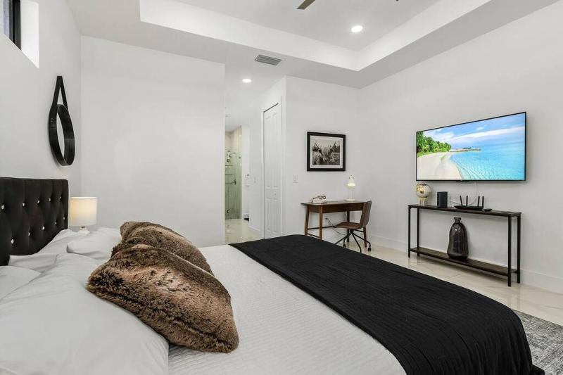 Waterfront getaway FREE heated saltwater pool! - image 21