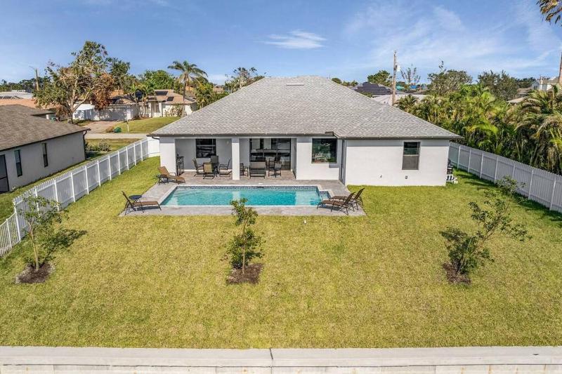 Waterfront getaway FREE heated saltwater pool! - image 13