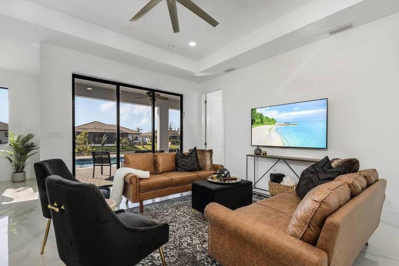 Waterfront getaway FREE heated saltwater pool! - image 16