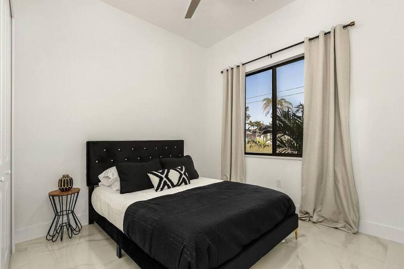Waterfront getaway FREE heated saltwater pool! - image 18