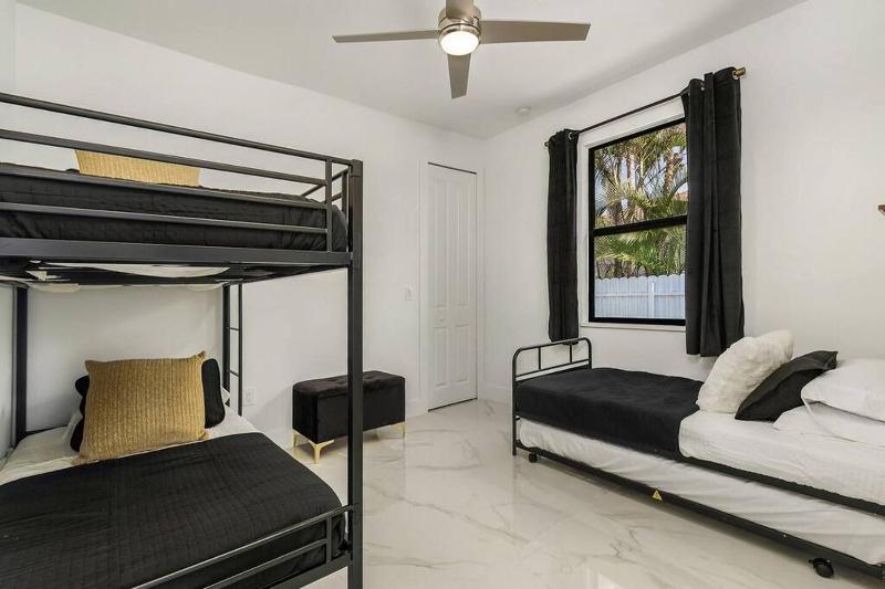 Waterfront getaway FREE heated saltwater pool! - image 7