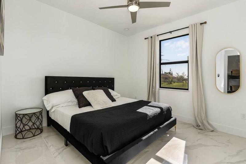 Waterfront getaway FREE heated saltwater pool! - image 12