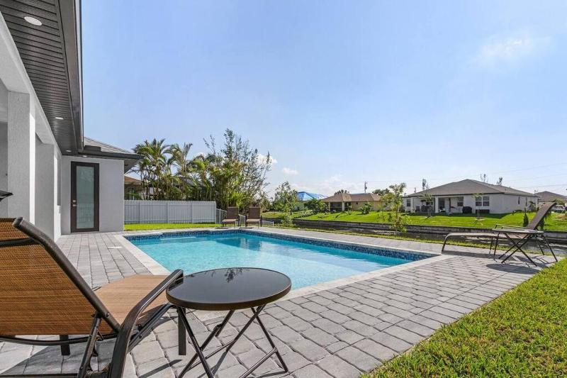 Waterfront getaway FREE heated saltwater pool! - image 25
