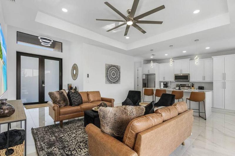 Waterfront getaway FREE heated saltwater pool! - image 5