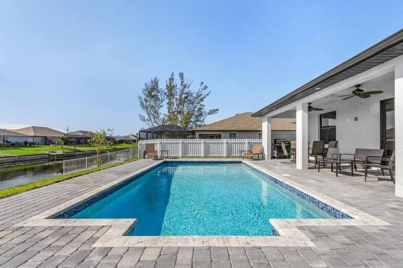 Waterfront getaway FREE heated saltwater pool! - image 8