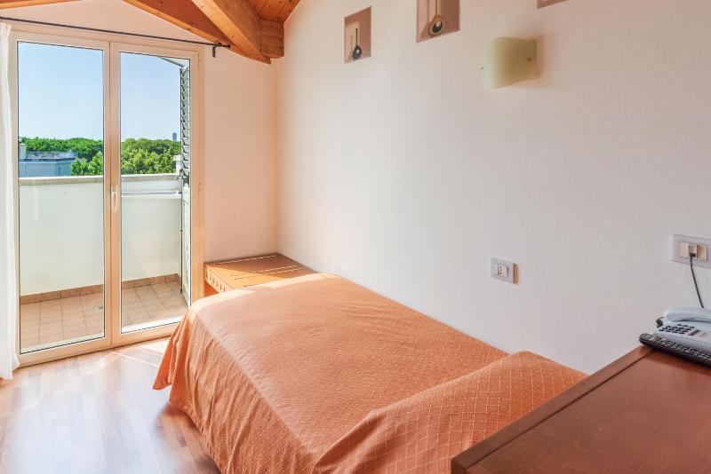 Single Room with Sea View image 4