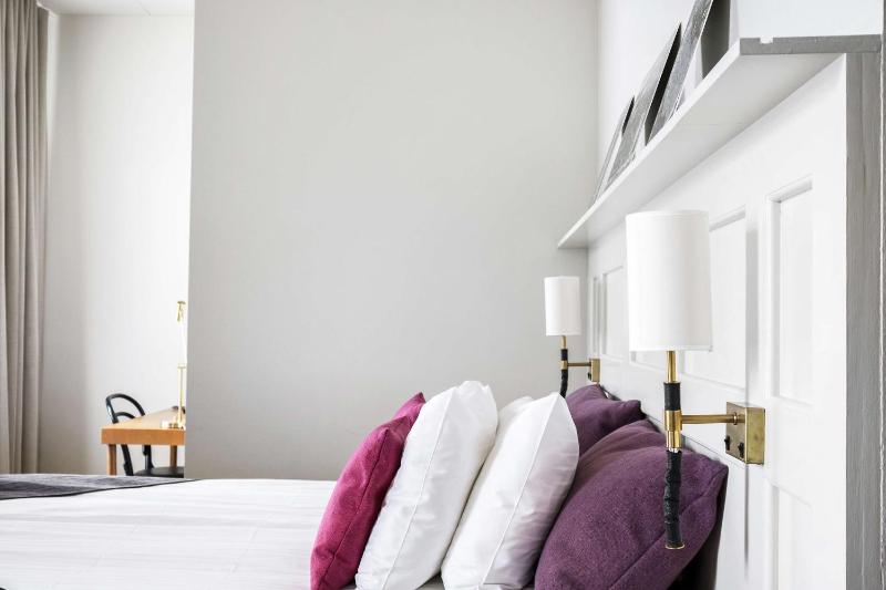 Standard Twin Room image 3
