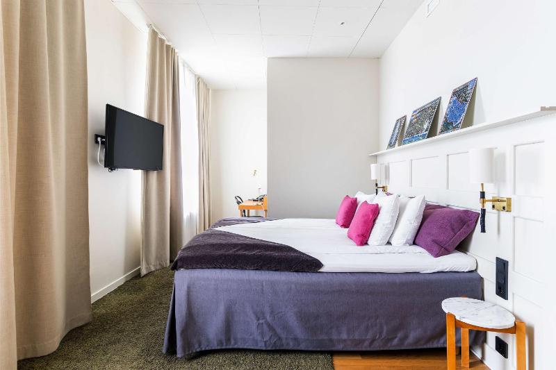 Standard Twin Room image 4