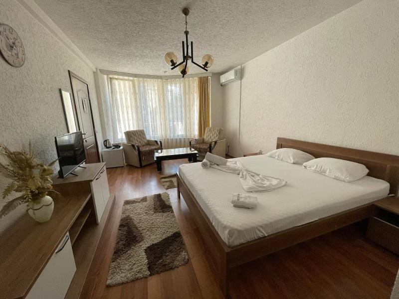 Large Double Room image 1