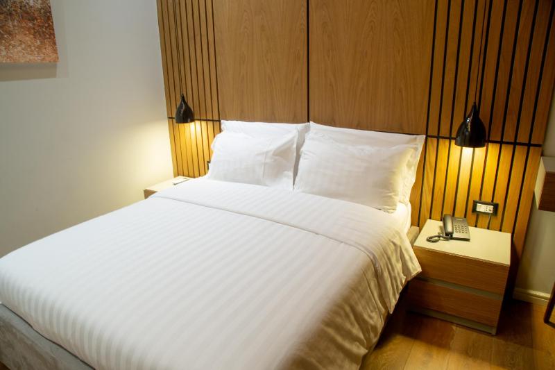 Deluxe Queen Room image 1