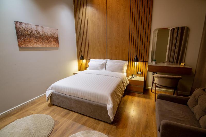 Deluxe Queen Room image 3