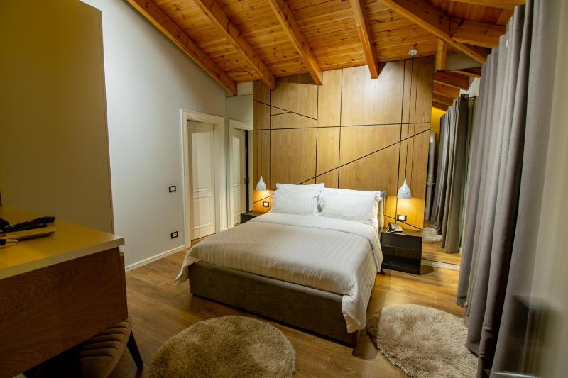 Deluxe Queen Room image 4