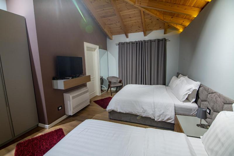 Deluxe Triple Room image 2