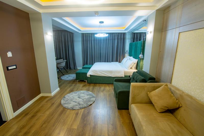 Deluxe Suite image 1