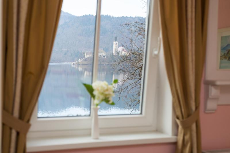 Double Room with Lake View image 1
