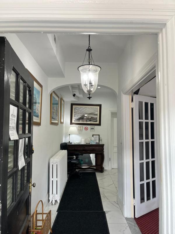 Large DUPLEX Apt 2Bdrm 1Den-Metro - image 10