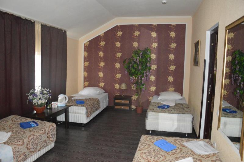 Standard Quadruple Room image 2