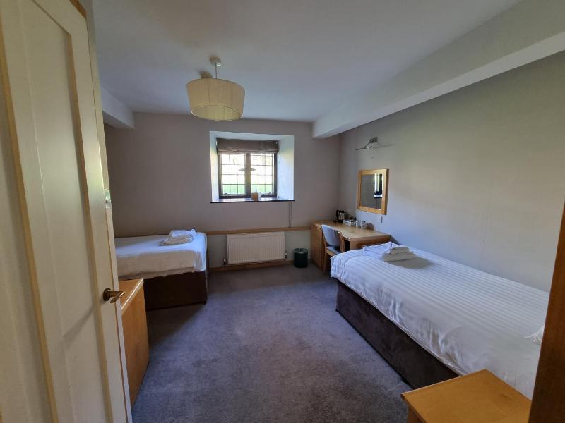 Twin Room image 4
