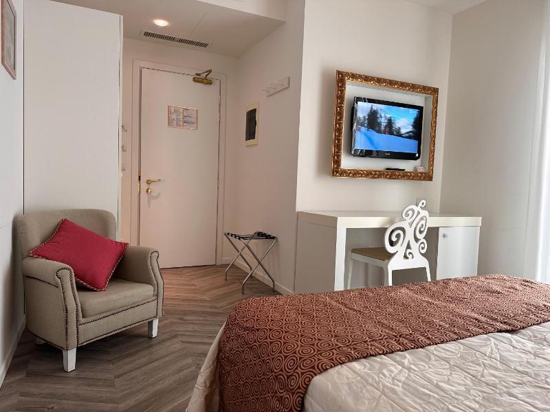 Double Room with Sea View image 4