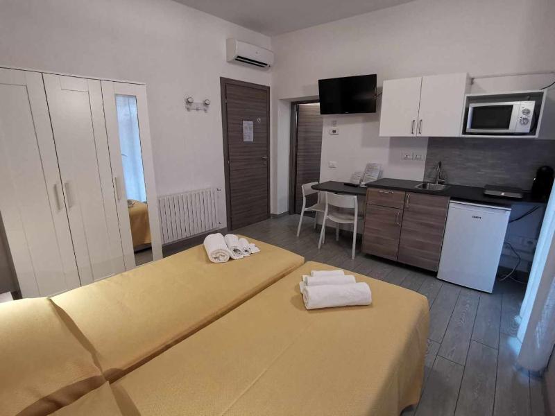 Twin Room with Private Bathroom image 1