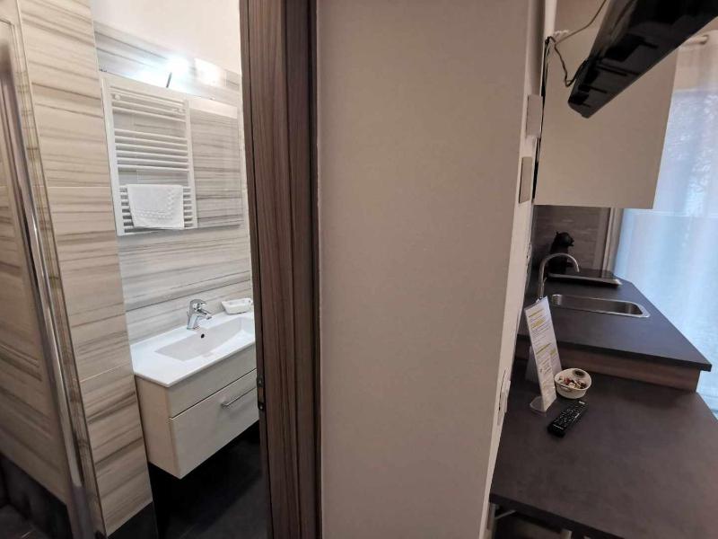 Twin Room with Private Bathroom image 3