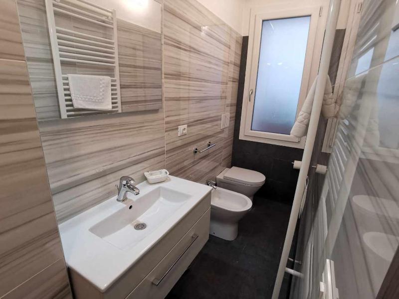 Twin Room with Private Bathroom image 2