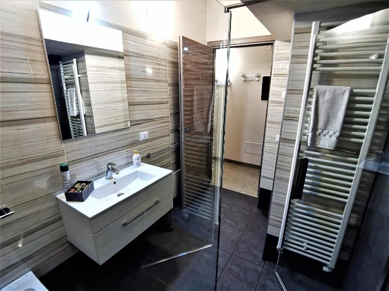 One-Bedroom Apartment image 4