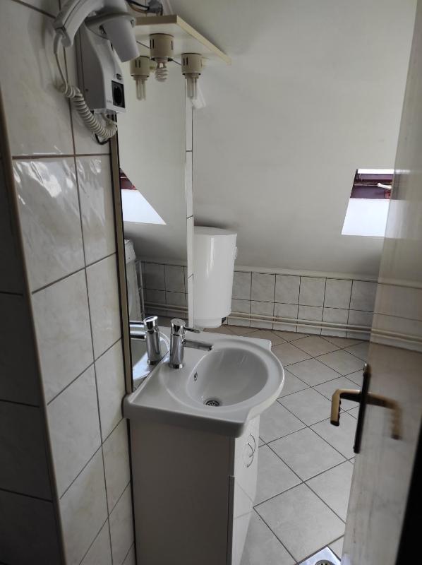 Triple Room with Shared Bathroom image 3