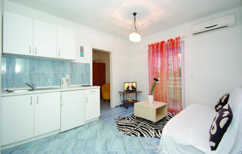 Apartments Makarska - image 7