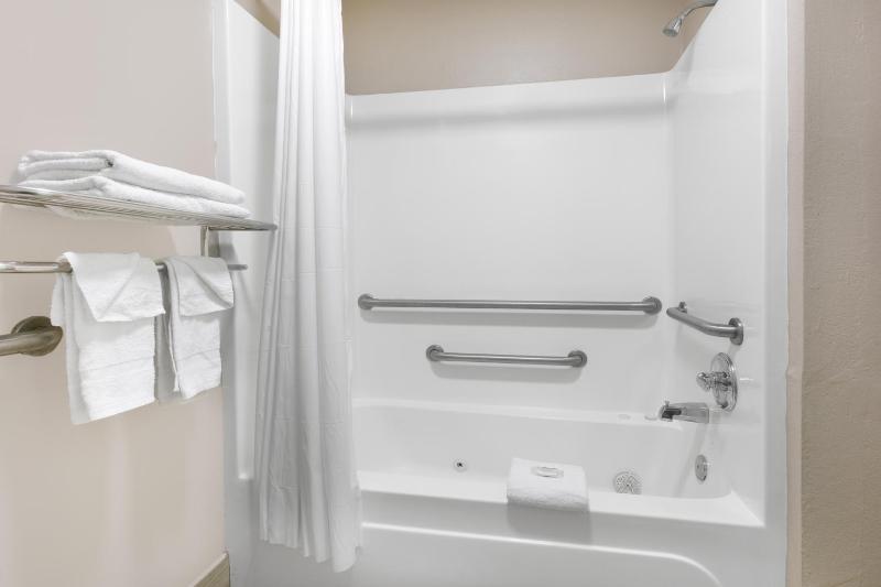 Queen Room with Two Queen Beds, Mobility/Hearing Access and Bathtub with Grab Bars, Non-Smoking image 2