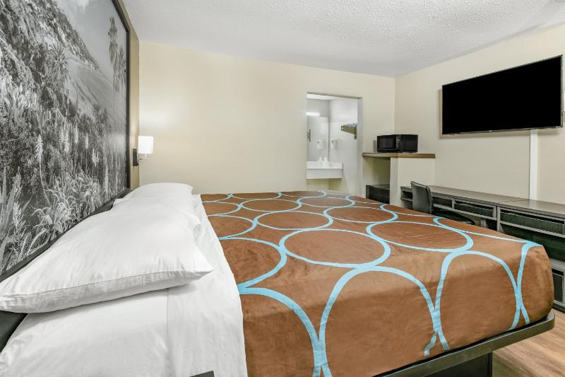 King Room with Mobility/Hearing Access and Bathtub with Grab Bars, Non-Smoking image 4