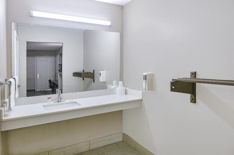 King Room with Mobility/Hearing Access and Bathtub with Grab Bars, Non-Smoking image 3