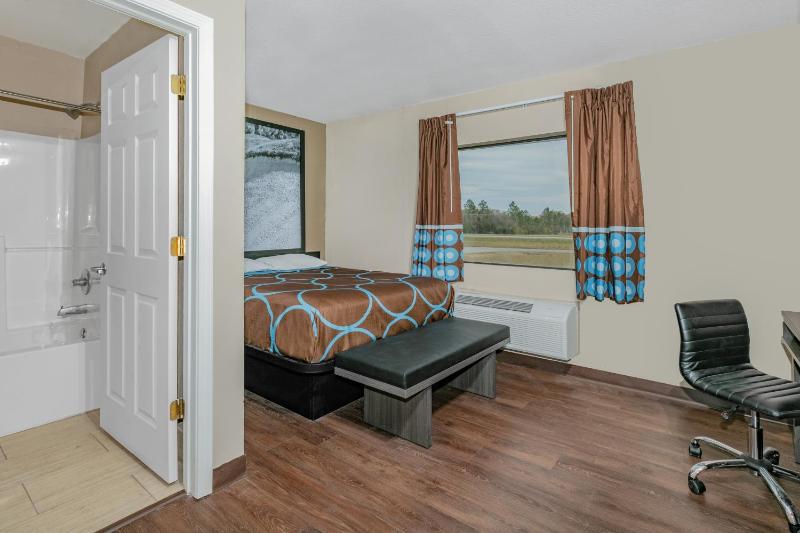 Queen Room - Non-Smoking image 3