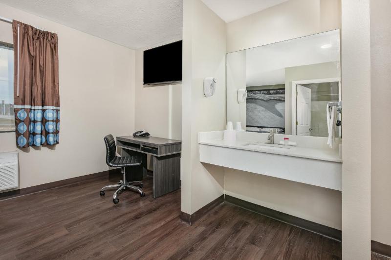 Queen Room - Non-Smoking image 2