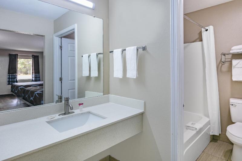 Queen Room - Non-Smoking image 1