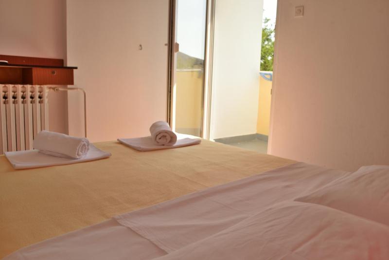 Double Room with Balcony and Partial Sea View image 2