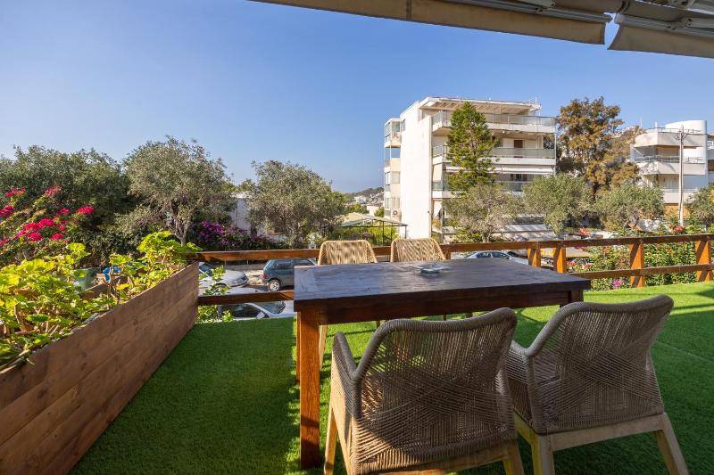 Superior Three-Bedroom Apartment with Side Sea View image 3