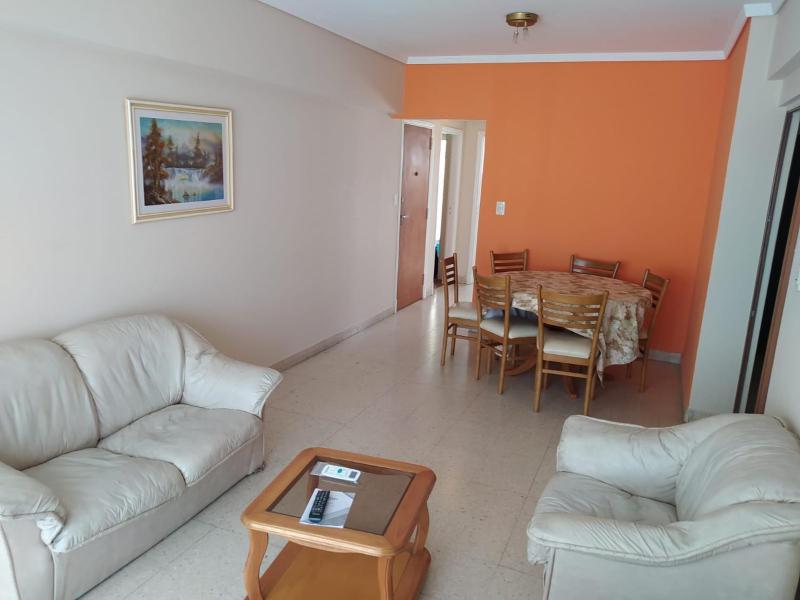 Departamento en Mar del Plata excelente ubicación pleno centro 3 habitaciones solo grupo familiar no se permiten grupo de jóvenes - image 1