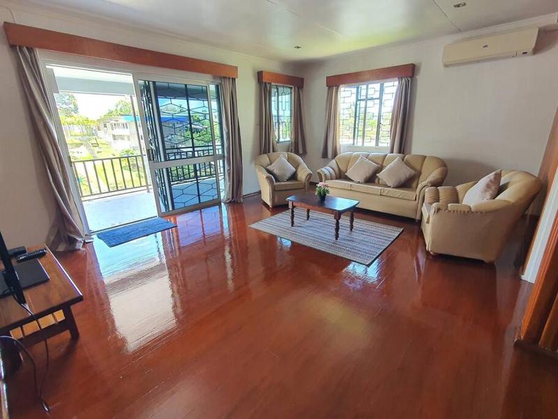 Spacious 4-bdrm fully self-contained WIFI Parking - image 12