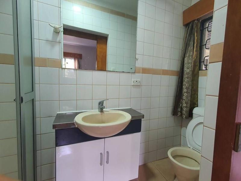 Spacious 4-bdrm fully self-contained WIFI Parking - image 5