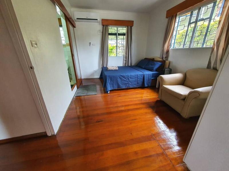 Spacious 4-bdrm fully self-contained WIFI Parking - image 14