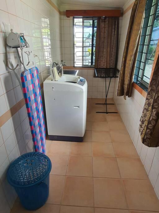 Spacious 4-bdrm fully self-contained WIFI Parking - image 9