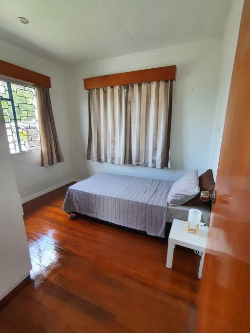 Spacious 4-bdrm fully self-contained WIFI Parking - image 11